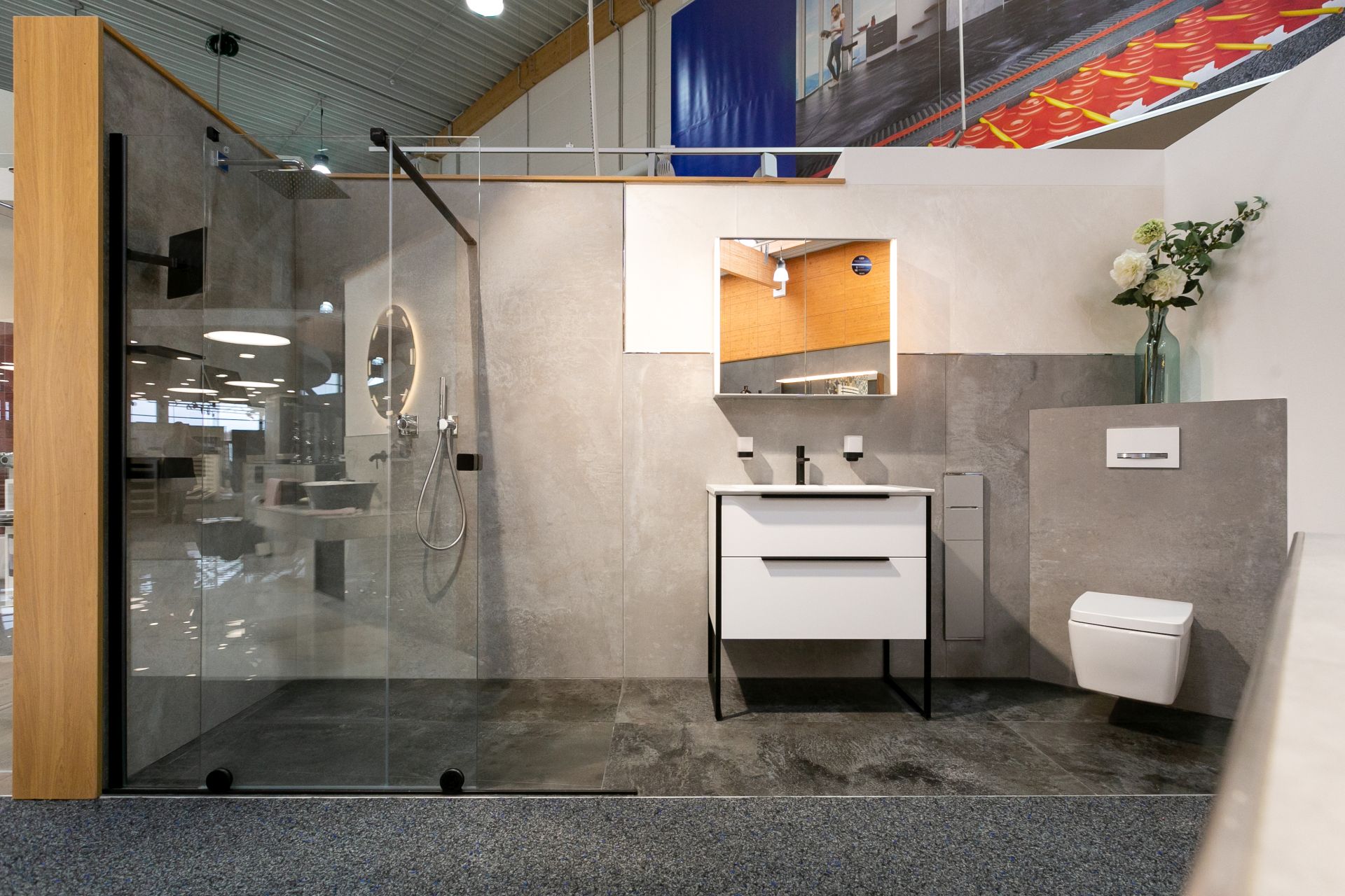 Modernes Badezimmer mit ebenerdiger Duche und Duschwänden aus Glas.