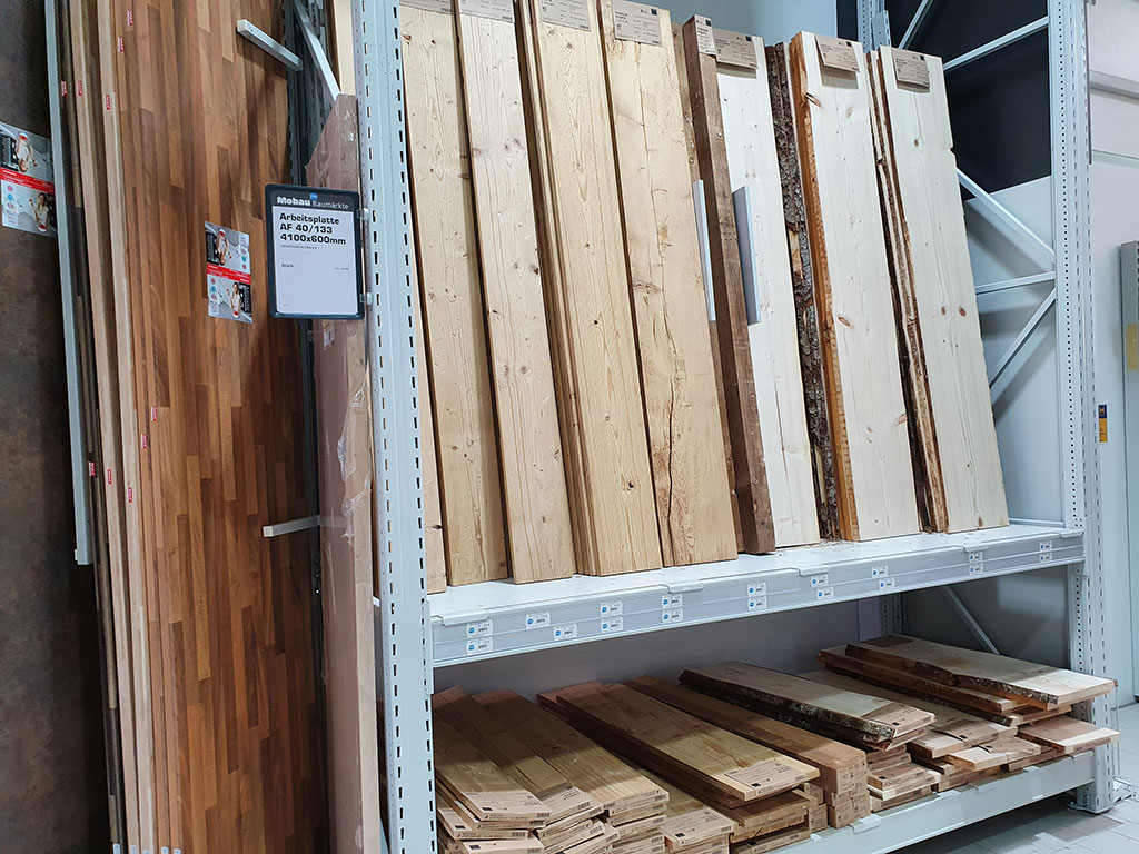 Arbeitsplatten mit Holzdekor und Holzbretter für den Regalbau.